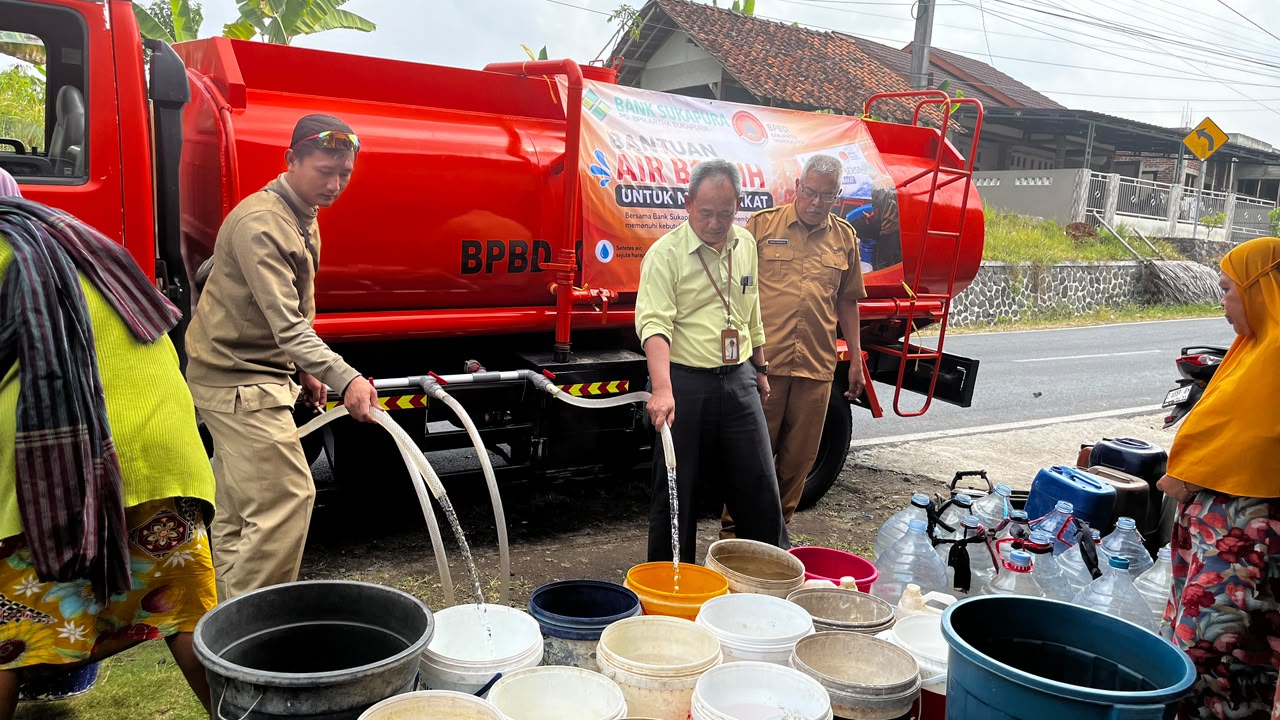BPR Artha Sukapura Salurkan Bantuan Air Bersih untuk Warga Desa Cibalanarik Kecamatan Tanjungjaya