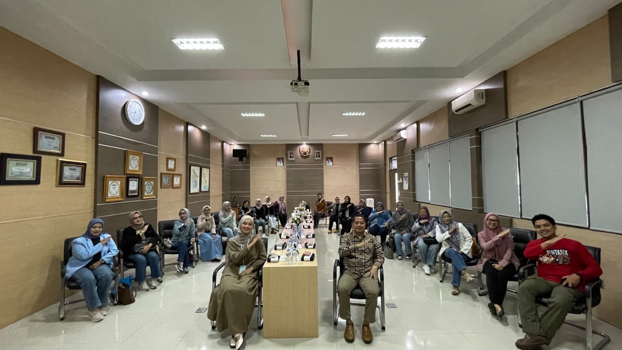 Tingkatkan Performa dan Penampilan Karyawan, BPR Artha Sukapura Kembali Gelar In-House Training Public Speaking dan Beauty Class Gelombang Kedua